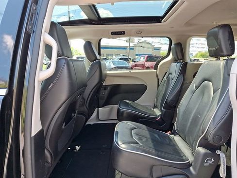 Used 2023 Chrysler Pacifica Limited FWD image 10