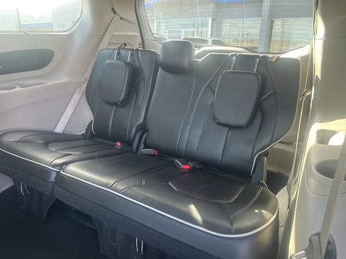 Used 2023 Chrysler Pacifica Limited image 8