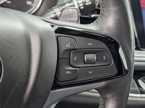 Used 2022 Buick Enclave Essence image 25