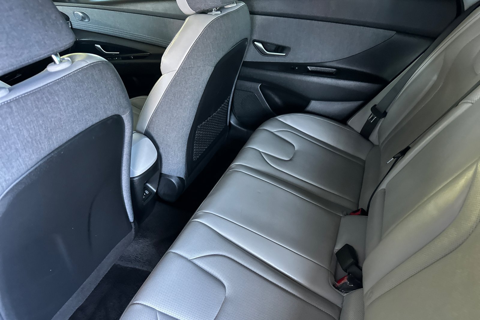 Used 2025 Hyundai Elantra Limited w/ Cargo Package FWD image 12