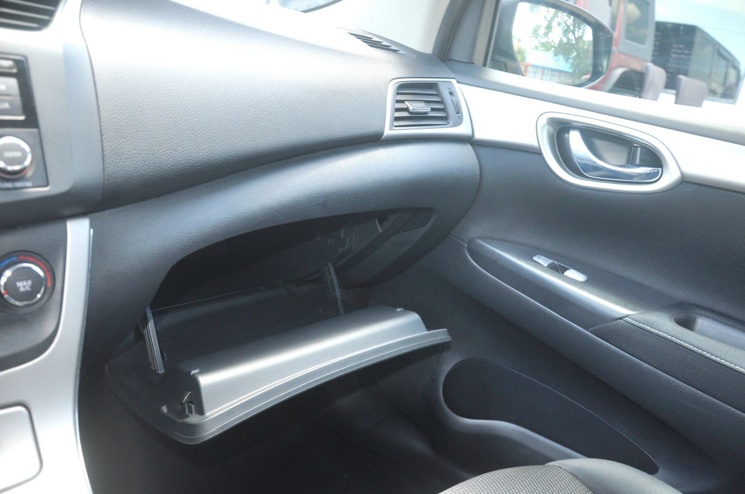 Used 2015 Nissan Sentra SV FWD image 28