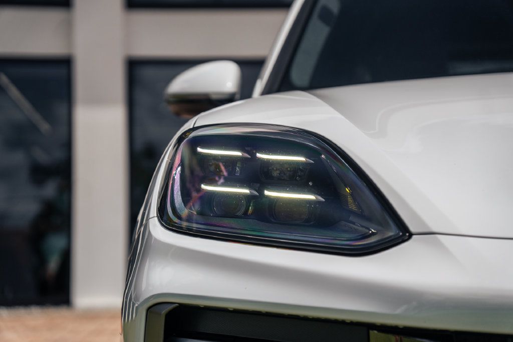 Used 2025 Porsche Cayenne Turbo AWD/4WD image 9
