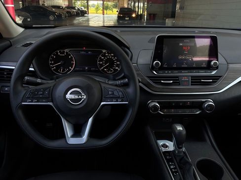 Used 2025 Nissan Altima 2.5 SV FWD image 14