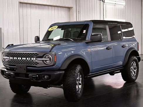 Used 2025 Ford Bronco Badlands image 3