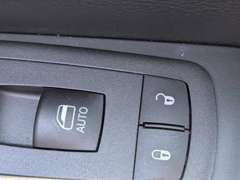 Used 2025 Chrysler Pacifica Select FWD image 30