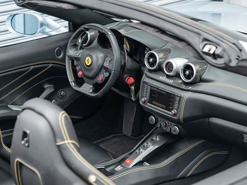 Used 2016 Ferrari California T RWD image 10