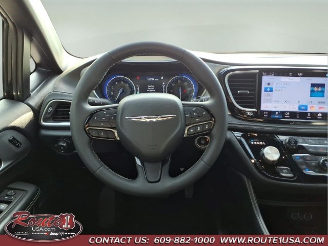 Used 2025 Chrysler Pacifica Limited FWD image 12