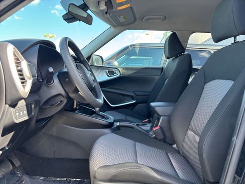 Used 2025 Kia Soul LX w/ LX Technology Package FWD image 24