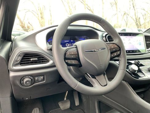 Used 2025 Chrysler Pacifica Limited image 38