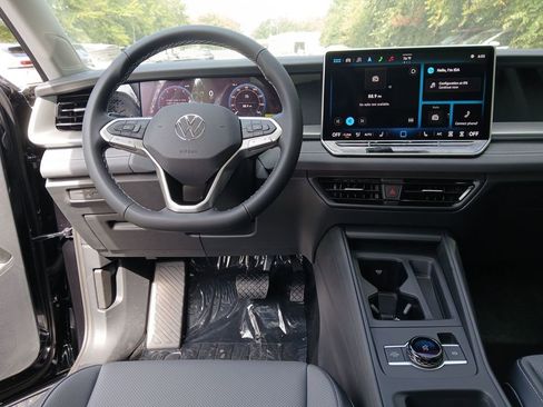 New 2025 Volkswagen Tiguan SE image 13