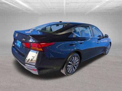 Used 2024 Nissan Altima 2.5 SV FWD image 5