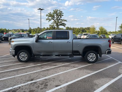 Used 2024 Chevrolet Silverado 2500 LT w/ Convenience Package AWD/4WD image 2