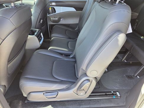 New 2026 Kia Carnival LXS image 7