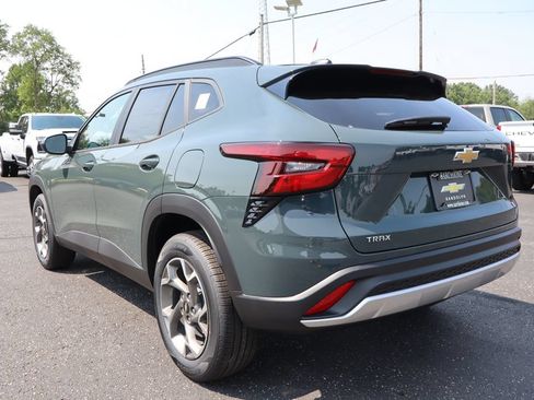 New 2026 Chevrolet Trax LT w/ LT Convenience Package FWD image 3