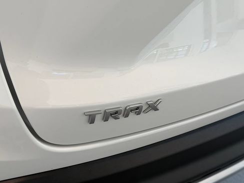 Used 2024 Chevrolet Trax LT w/ LT Convenience Package FWD image 13