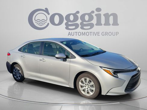 Used 2025 Toyota Corolla LE w/ Convenience Package FWD image 6