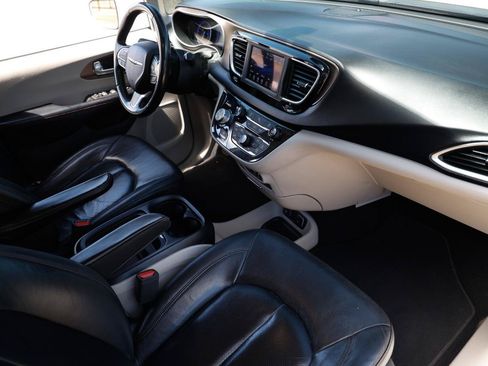 Used 2019 Chrysler Pacifica Touring-L FWD image 15