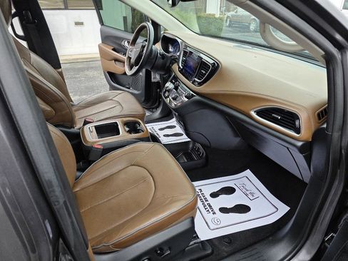 Used 2017 Chrysler Pacifica Limited w/ UConnect Theater Package image 23