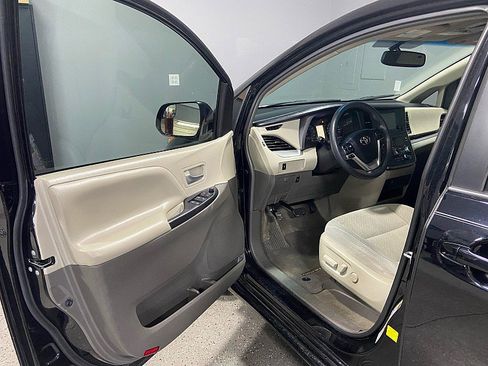 Used 2017 Toyota Sienna LE image 9
