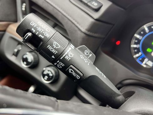 Used 2020 Cadillac Escalade Luxury w/ LPO, Radiant Package image 28