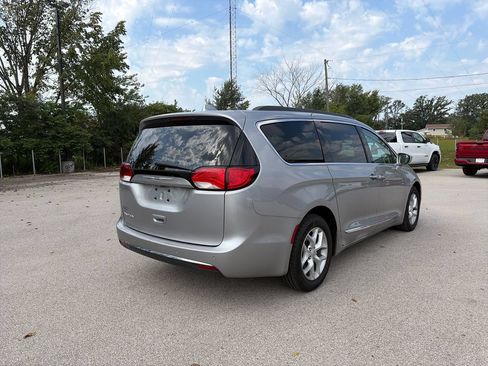 Used 2017 Chrysler Pacifica Touring-L w/ Tire & Wheel Group FWD image 5