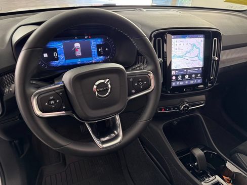 Certified 2025 Volvo XC40 B5 Plus AWD/4WD image 20