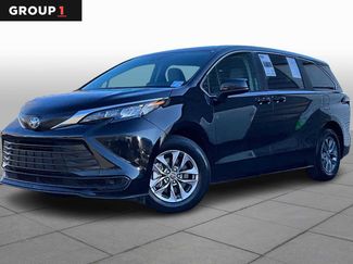 Used 2024 Toyota Sienna LE video 1