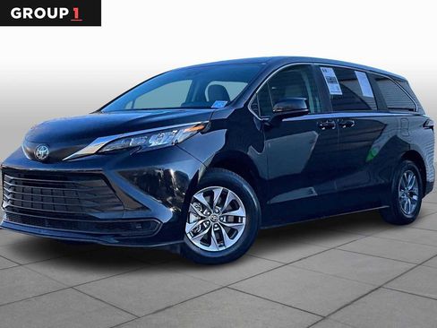 Used 2024 Toyota Sienna LE image 1