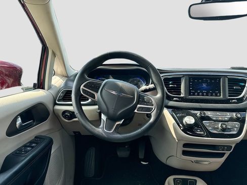 Used 2019 Chrysler Pacifica Touring Plus w/ Tire & Wheel Group FWD image 20