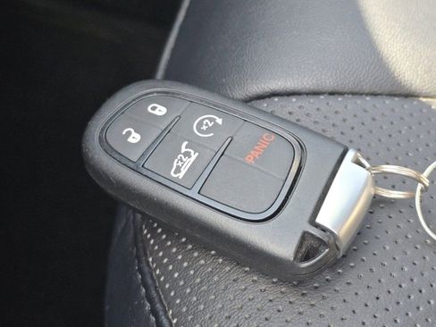 Used 2022 Jeep Cherokee Limited image 32