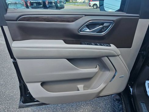 Used 2022 Chevrolet Tahoe Z71 w/ Luxury Package AWD/4WD image 16