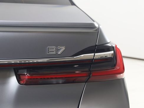 Used 2022 BMW ALPINA B7 xDrive w/ Luxury Rear Seating Package image 93