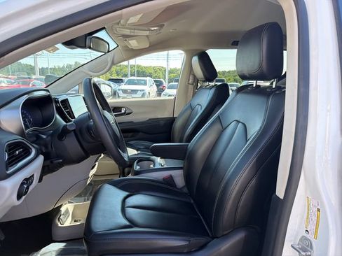 Used 2023 Chrysler Pacifica Touring-L FWD image 11