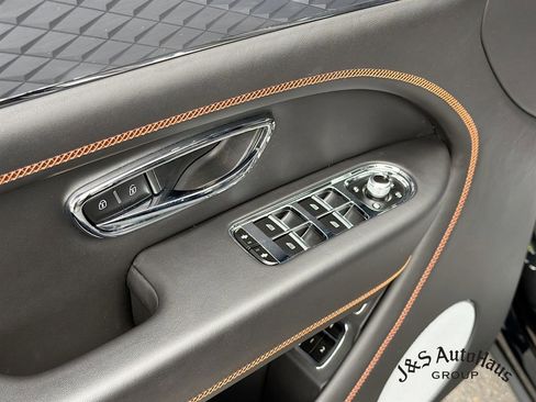 Used 2022 Bentley Bentayga AWD/4WD image 23