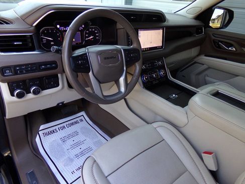 Used 2021 GMC Yukon XL Denali w/ Denali Premium Package image 17