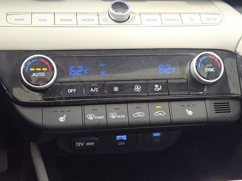 Used 2024 Hyundai Elantra Limited image 30