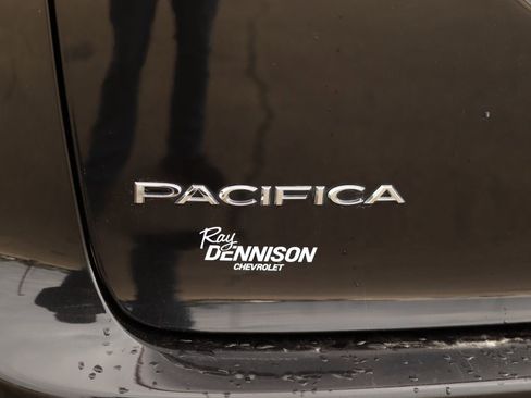 Used 2023 Chrysler Pacifica Touring-L FWD image 40