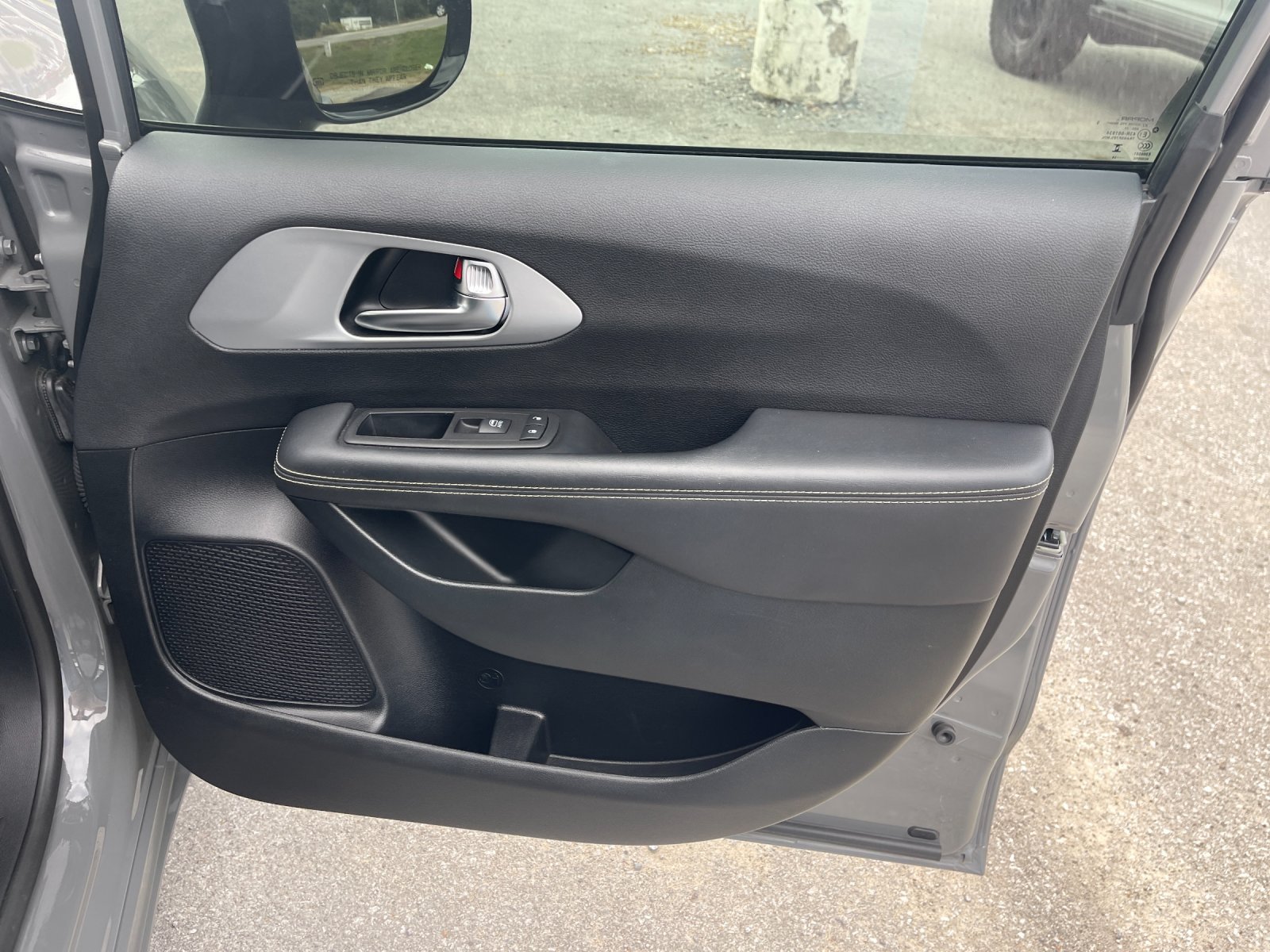 Used 2025 Chrysler Pacifica Limited FWD image 21