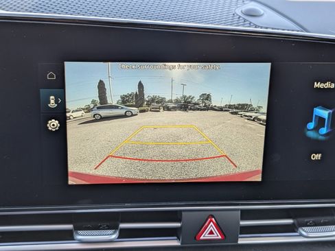 Certified 2025 Hyundai Elantra SEL image 18