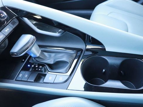 Used 2025 Hyundai Elantra Limited image 17