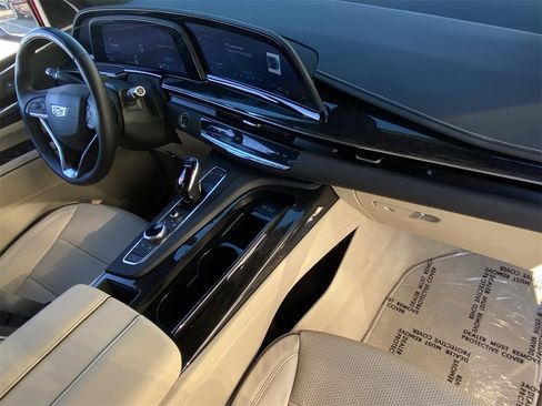 Used 2024 Cadillac Escalade Premium Luxury w/ Performance Package image 13