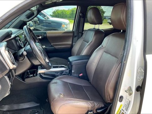 Used 2016 Toyota Tacoma Limited w/ Towing Package RWD image 18