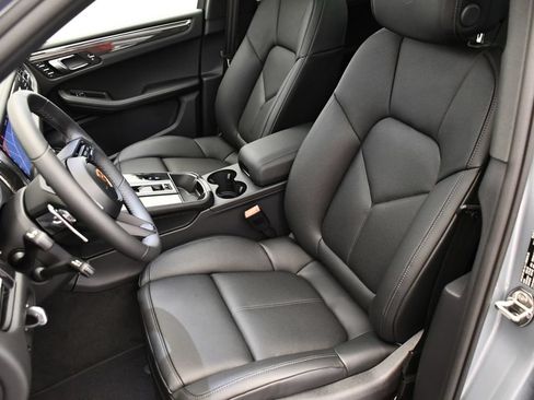 Certified 2026 Porsche Macan Turbo AWD/4WD image 41