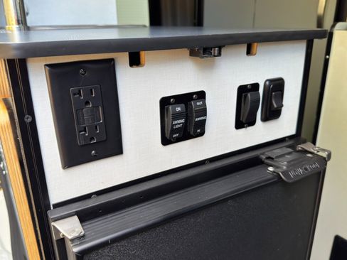 Used 2020 Mercedes-Benz Sprinter 2500 w/ Premium Plus Package image 42