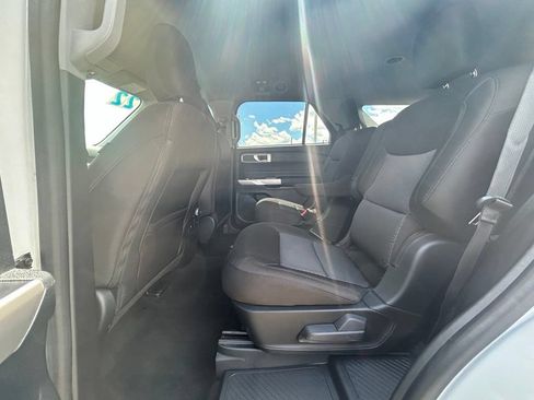 Used 2022 Ford Explorer XLT w/ Class IV Trailer Tow Package AWD/4WD image 27