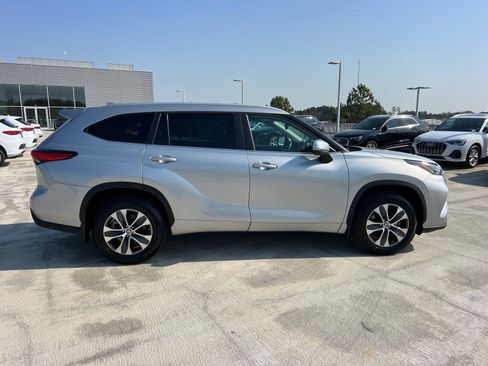Used 2023 Toyota Highlander XLE FWD image 4