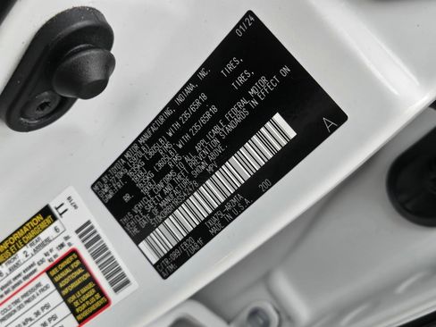 Certified 2024 Toyota Highlander XLE image 29