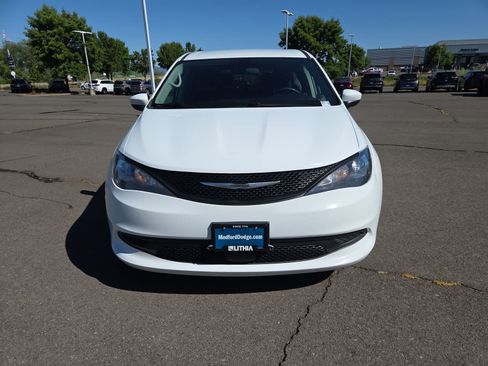 Used 2022 Chrysler Voyager LX FWD image 14