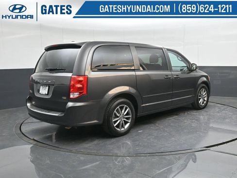 Used 2016 Dodge Grand Caravan SE image 2