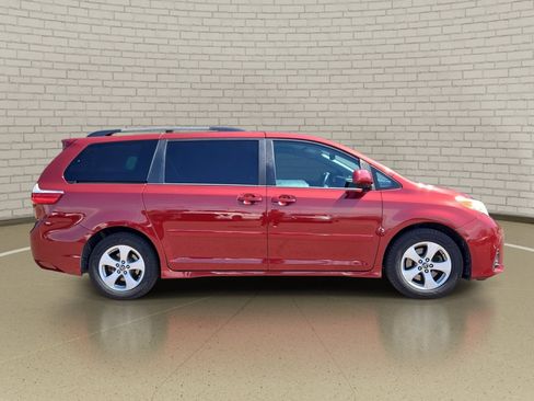 Used 2020 Toyota Sienna LE w/ Carpet Mat Package FWD image 4